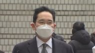 サムスン実質トップに実刑判決 法廷で拘束