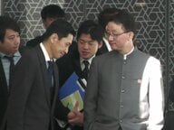 中国側が意図的に撮らせたか…“ポケットに手”の局長に日本側が頭下げるような場面 現地SNS「こういう風に日本を教育すべき」