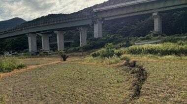 地割れの延長線上で高速道路が上下にずれる　八代インター近くで確認　最大震度7の熊本地…