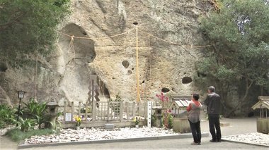 高さ45mの巨大な岩がご神体…日本書紀に「日本最古の神社」と記される「花の窟神社」