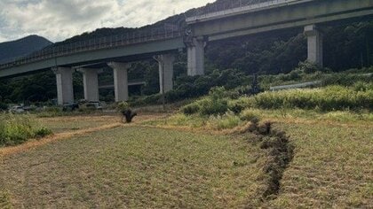 地割れの延長線上で高速道路が上下にずれる　八代インター近くで確認　最大震度7の熊本地震