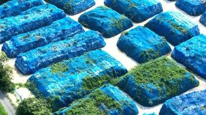 野積みされた大量プラスチックの“青い山”　崩落も発生　「ごみ」か「資源」か、住民と業者が対立　市は判断できず