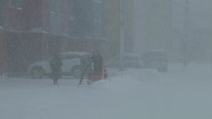 道内日本海側で大雪・吹雪続く＿札幌・留萌は積雪31センチで住民「ちょっとしんどいです」新千歳空港25便欠航し交通機関に影響も…13日朝までにさらに40センチの降雪予想〈北海道〉