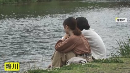 “カップル等間隔”の人気スポット京都・鴨川の丸太ベンチが「座り心地悪い」と不評 わざと座りにくく？設置理由を聞いてみた