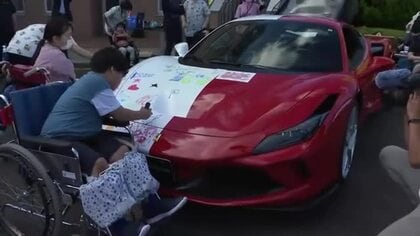 高級車フェラーリを自由なキャンバスに　宮城県立こども病院で子供たちが車体にお絵かきや体験乗車を楽しむ
