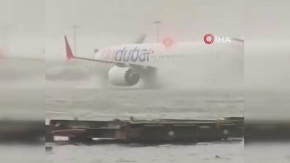 ドバイ空港がまるで湖に…「砂漠の街」で記録的豪雨、年間降水量分の雨が1日で　オーマンでは子ども9人含む18人死亡