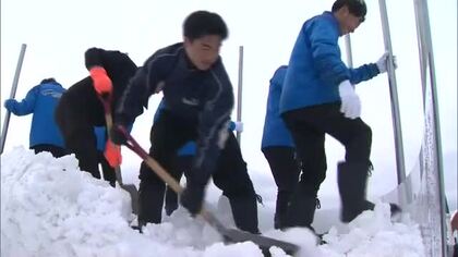 野球・サッカー強豪校の高校生たちも参加…「ひるぜん雪恋まつり」前に真庭市でかまくら作り【岡山】