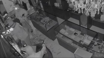 東京・広尾のブランド品買取店から“8000万円相当”の貴金属など盗み逃走　真夜中に男3人侵入、犯行の様子が防犯カメラに