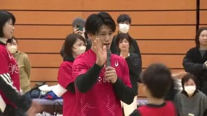 体操男子の五輪金メダリスト、橋本大輝選手が砺波市で体操教室　体の動作について子どもたちを指導