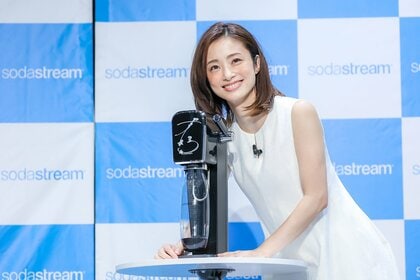 上戸彩、白いノースリーブのワンピでスマイル！ 「あちらのお客さま