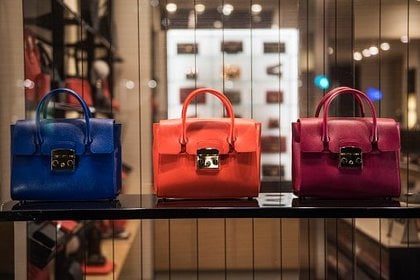 世界の高級バッグ市場ー製品別 トートバッグ クラッチバッグ バックパック サッチェル アプリケーション
