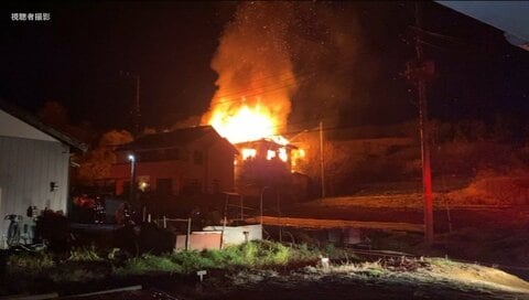 「2階にいて煙と火が…」住民男性が通報　火元の住宅全焼し周辺計4棟焼ける　2時間後鎮火けが人なし　神奈川・平塚市