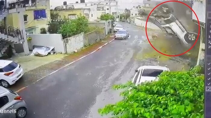 イランの弾道ミサイルのクラスターに直撃された乗用車