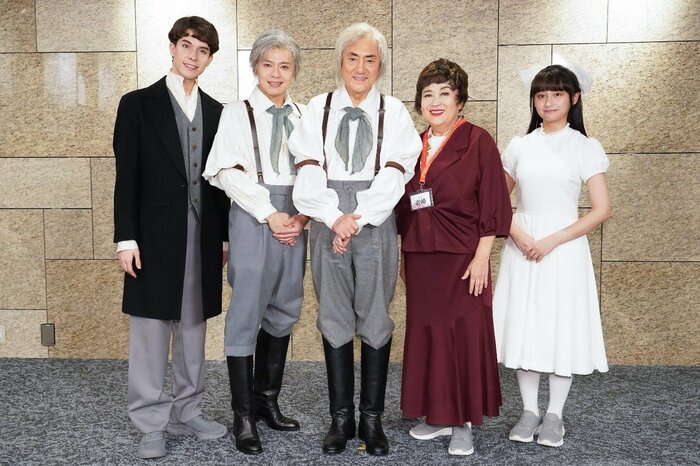 左から東島京さん、中川晃教さん、市村正親さん、渡辺えりさん、影山優佳さん　撮影：田中亜紀