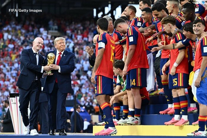 優勝トロフィーを一緒に運ぶトランプ大統領とインファンティーノ会長（写真：FIFA/Getty Images）