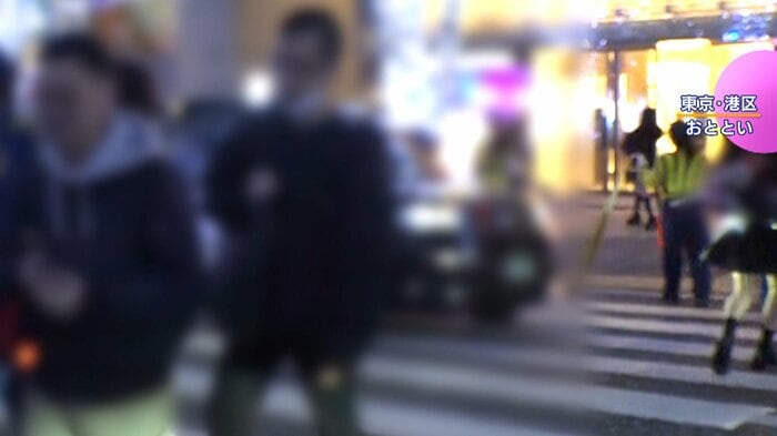 タクシーとぶつかりそうになった人がクラクションを鳴らされる場面も