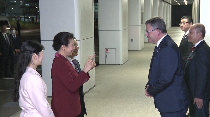 令和7（2025）年11月　競技会場で手話を交え挨拶される天皇ご一家