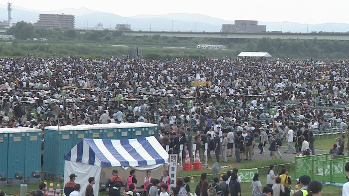 会場には多くの人