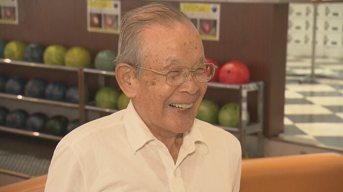 スペアを決め笑顔を見せる静也さん