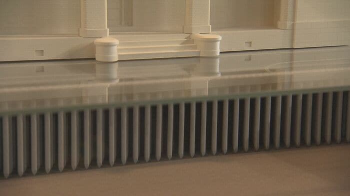 建物の模型　建築当初は地中に杭が打たれていた