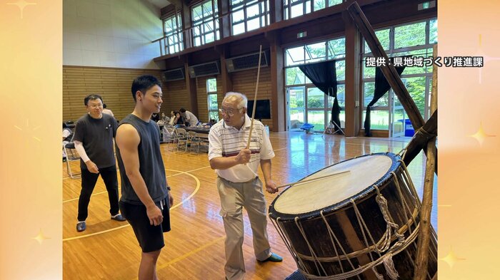 町民から太鼓を習う慶応義塾大4年・香野天晴さん（左から2人目）