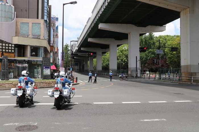 突然目の前で道路封鎖! さながらゴーストタウンの大阪でG20初日を楽しむ人たち