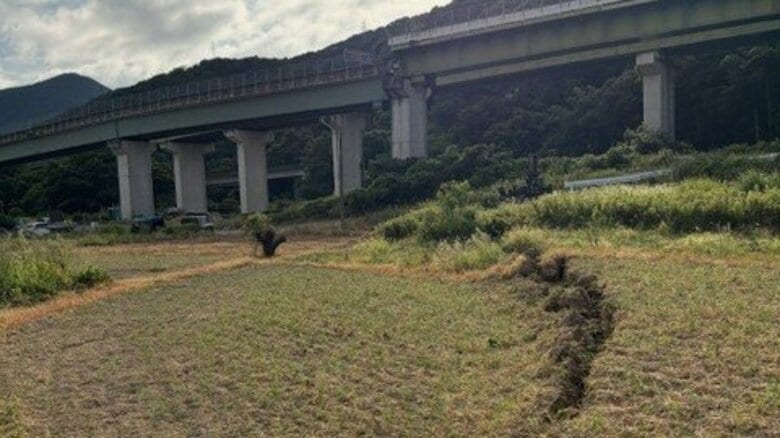 地割れの延長線上で高速道路が上下にずれる　八代インター近くで確認　最大震度7の熊本地震｜FNNプライムオンライン