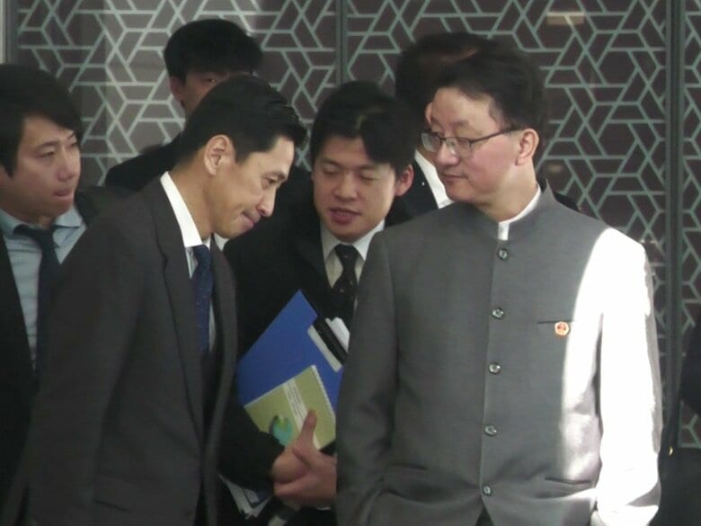 中国側が意図的に撮らせたか…“ポケットに手”の局長に日本側が頭下げるような場面 現地SNS「こういう風に日本を教育すべき」｜FNNプライムオンライン