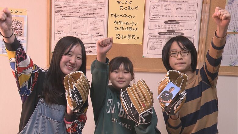 “大谷翔平サンタ”から「野球しようぜ」全国の小学校に贈ると発表していたグローブが到着 教師まで大はしゃぎ｜FNNプライムオンライン