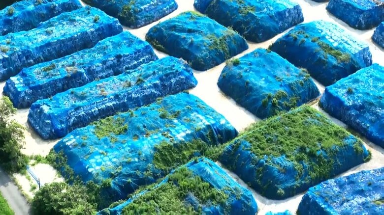野積みされた大量プラスチックの“青い山”　崩落も発生　「ごみ」か「資源」か、住民と業者が対立　市は判断できず｜FNNプライムオンライン