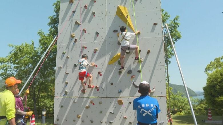 “ロッククライミング”は高さ5m…熊野古道センターでGWのイベント 多くの親子連れが訪れる ミニ機関車のコーナーも｜FNNプライムオンライン