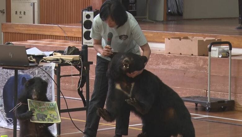クマに遭遇した際の対応は？　相次ぐ出没…小学校でクマの生態など学ぶ　長野・伊那市｜FNNプライムオンライン