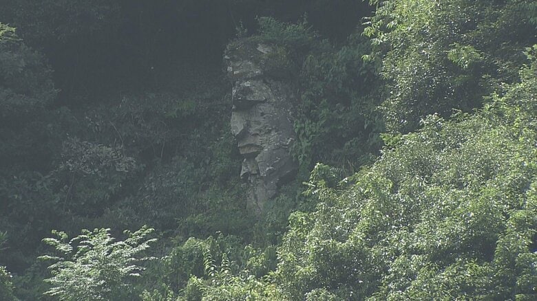 巨大な謎の「人面岩」　山の中腹に突如現る…180年以上前に“石工が岩に手を加えた”【愛媛発】｜FNNプライムオンライン