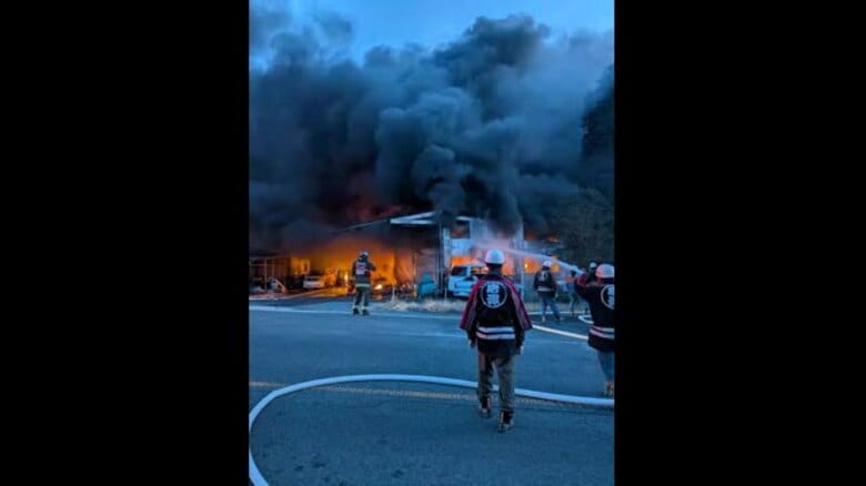 ＜速報＞唐津市で建物火災 消火活動続く【佐賀県】｜FNNプライムオンライン