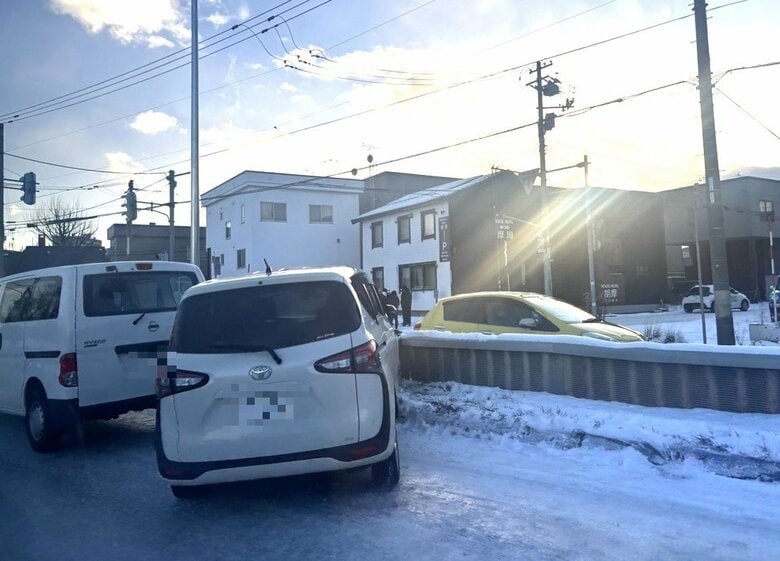 【冬型事故】本格的な雪となった北海道で事故相次ぐ…札幌中央区では凍結路面の下り坂で8台が絡む多重事故が発生し4人搬送―江別市では路線バスが街路灯に衝突＜北海道札幌市＞｜FNNプライムオンライン