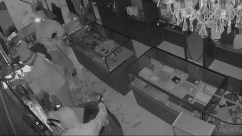 東京・広尾のブランド品買取店から“8000万円相当”の貴金属など盗み逃走　真夜中に男3人侵入、犯行の様子が防犯カメラに｜FNNプライムオンライン