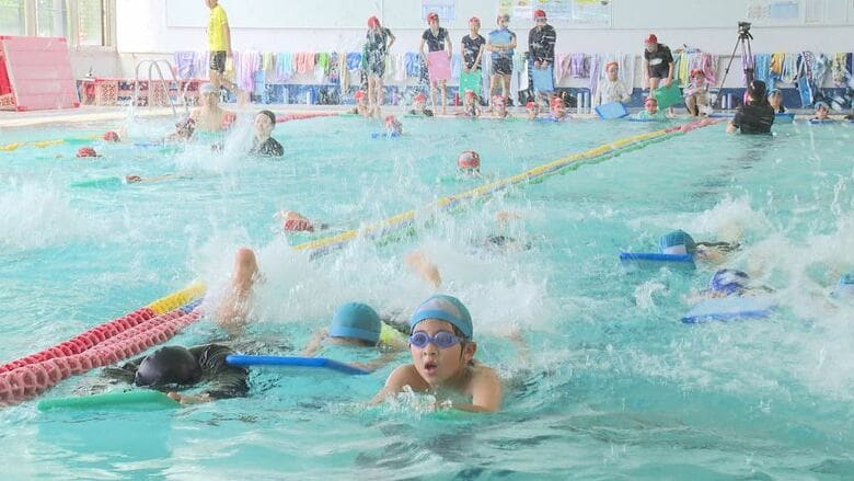 教員の負担軽減に　小学校の「水泳授業」をスポーツクラブに「外部委託」　プールの清掃や水質・水温の管理などに費やす時間を削減　「働き方改革」の一環で長時間勤務の是正などにつなげる狙い｜FNNプライムオンライン