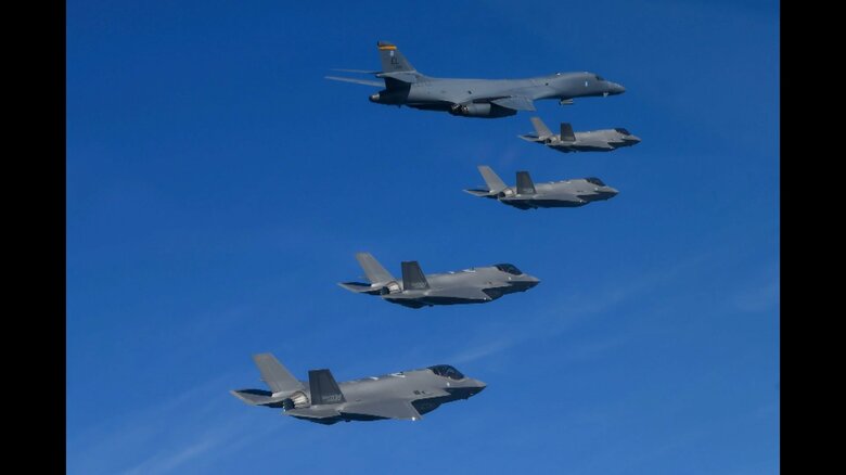 派遣された米空軍B-1B爆撃機(上)と韓国空軍F-35Aステルス戦闘機(下4機)の共同訓練(提供:韓国国防省・2022年11月19日)