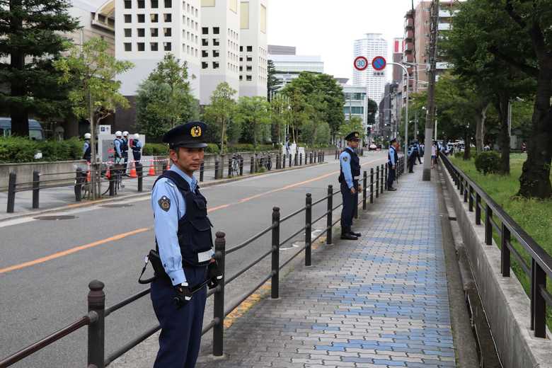 数メートルおきに配置された警察官