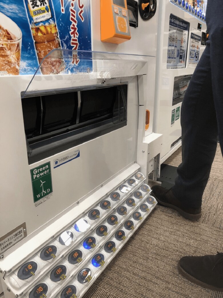 商品取り出し口のフタ開閉の様子
