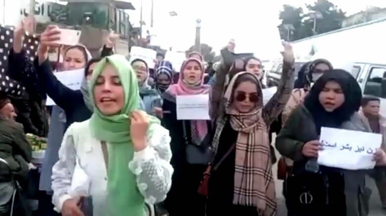 「貧困」と「無力感」へ抗議するアフガニスタンの女性たち(2021年10月26日)