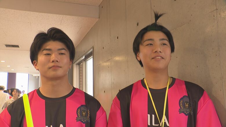 「ダンス部」のパフォーマンスを観た在学生たち