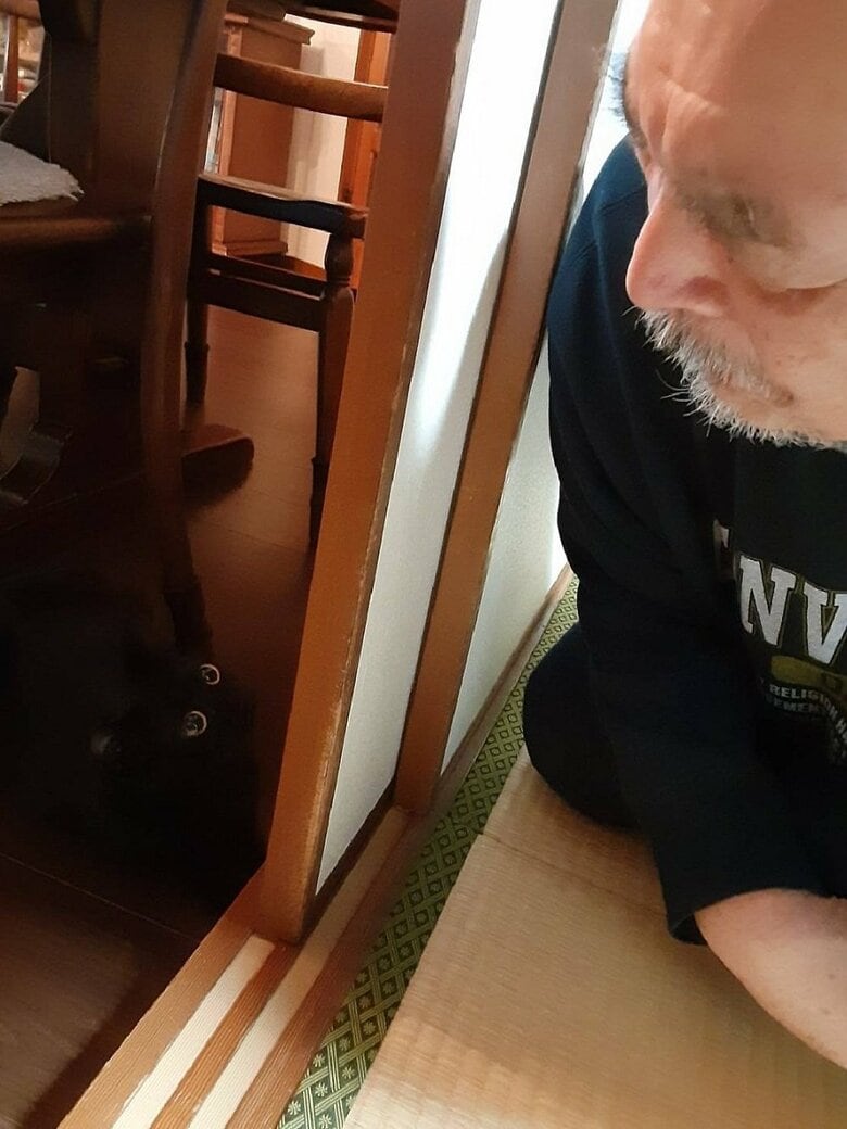 見つめ合うルルちゃんと父親