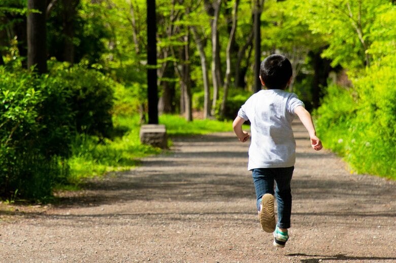 かつての子どもの放課後は友達と過ごすことが多かった（画像：イメージ）