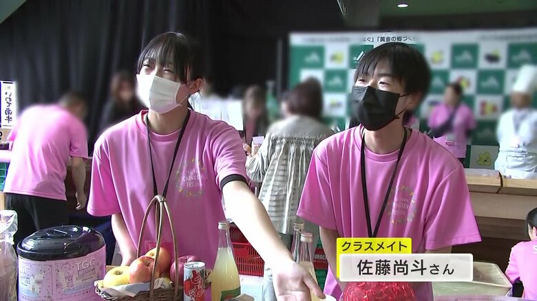 内海羚菜さん（左）とクラスメイトの佐藤尚斗さんが「南部一郎かぼちゃクレープ」を紹介する様子