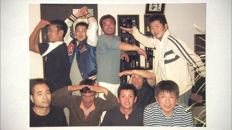 ラーメン店には同級生たちが集った（前列左端が店主の島田明さん）