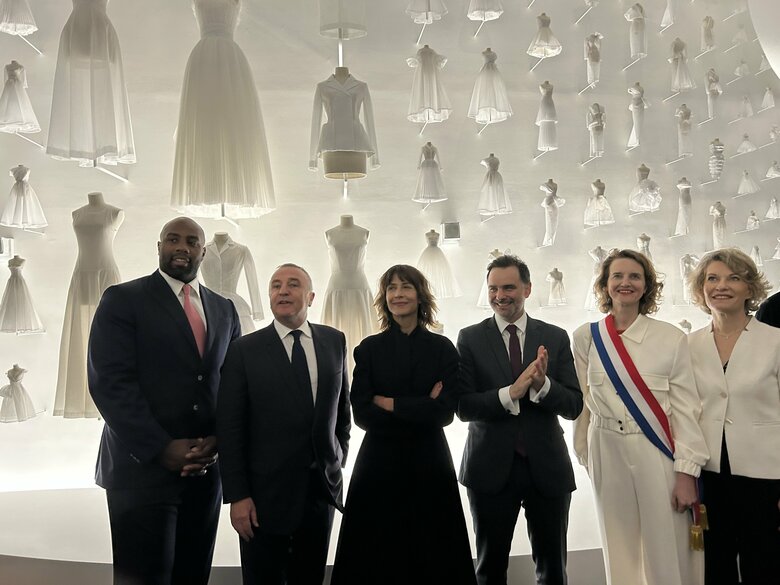 ディオールのコーナーを視察する一行