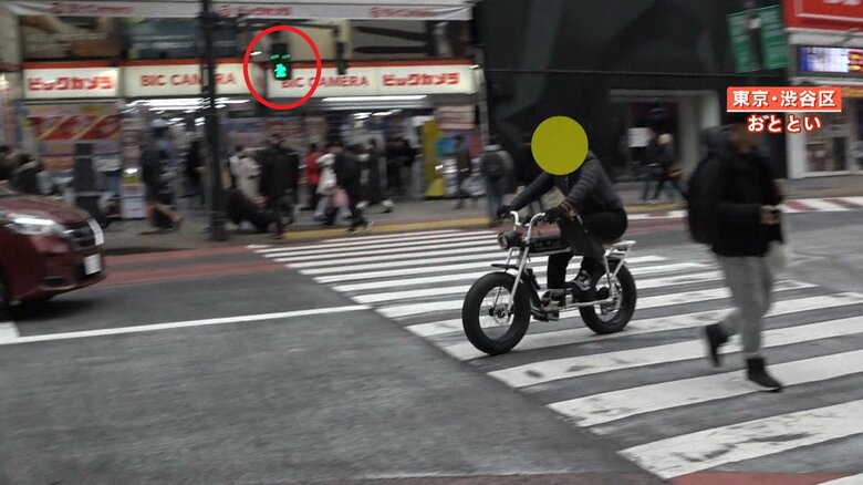 横断歩道を渡る人がいる中、減速せずに進入