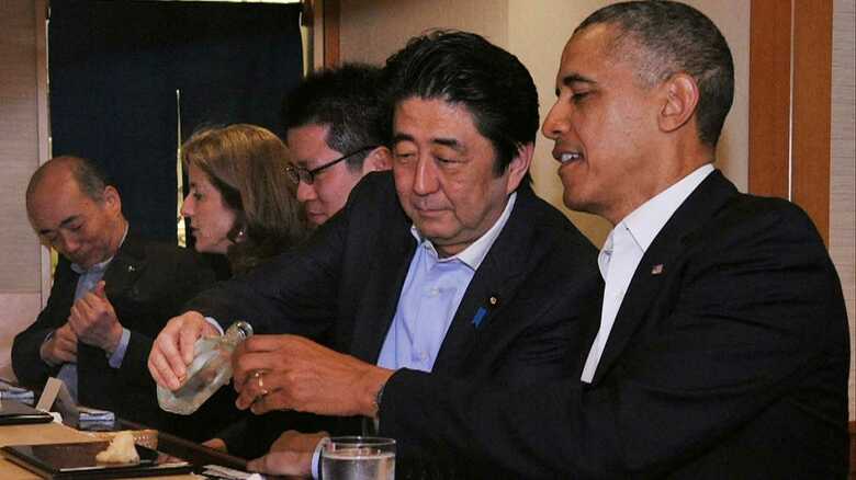 2014年4月　すきやばし次郎にて安倍首相とオバマ前大統領の非公式夕食会（写真：内閣広報室提供）