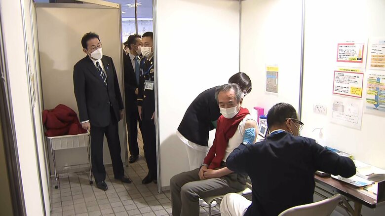 大規模接種会場を視察する岸田首相